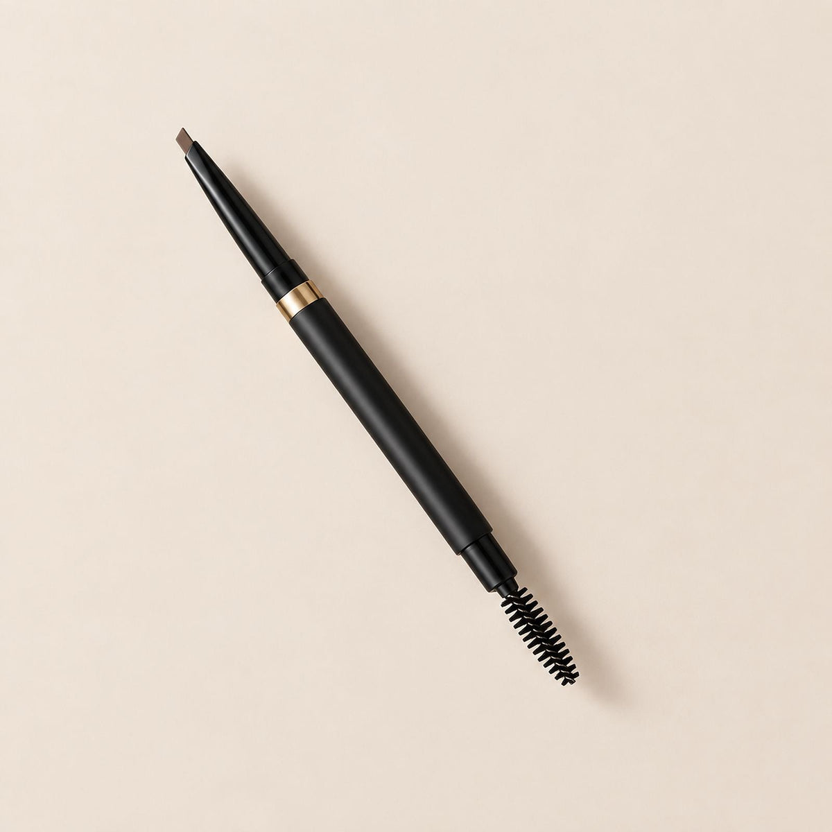 Crayon sourcils ouvert : pointe fine, bague dorée et goupillon