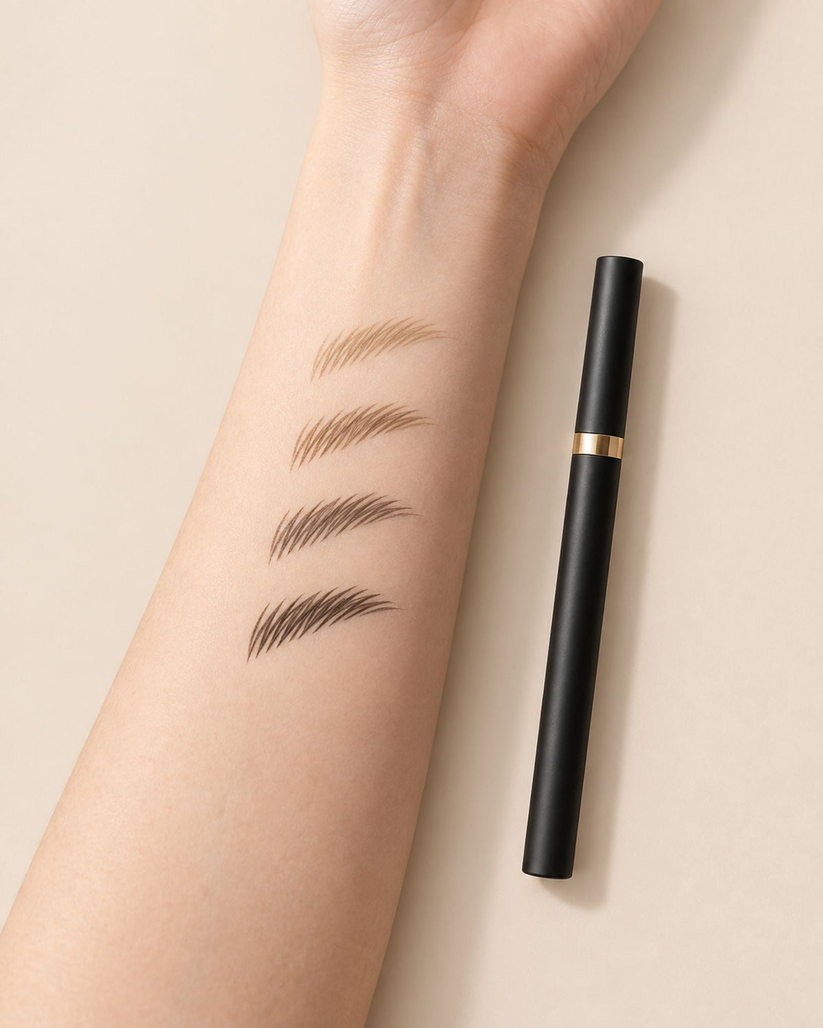 Crayon Définition Sourcils, quatre teintes tracées en petits traits sur l’intérieur du bras