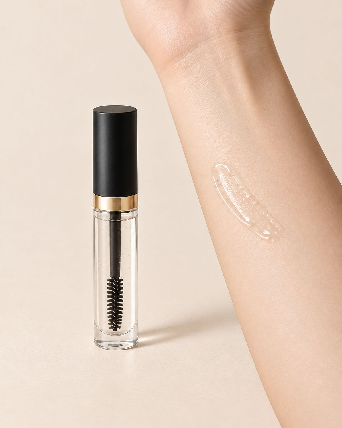 Gel Fixateur Sourcils, trait de gel brillant sur l’intérieur du bras