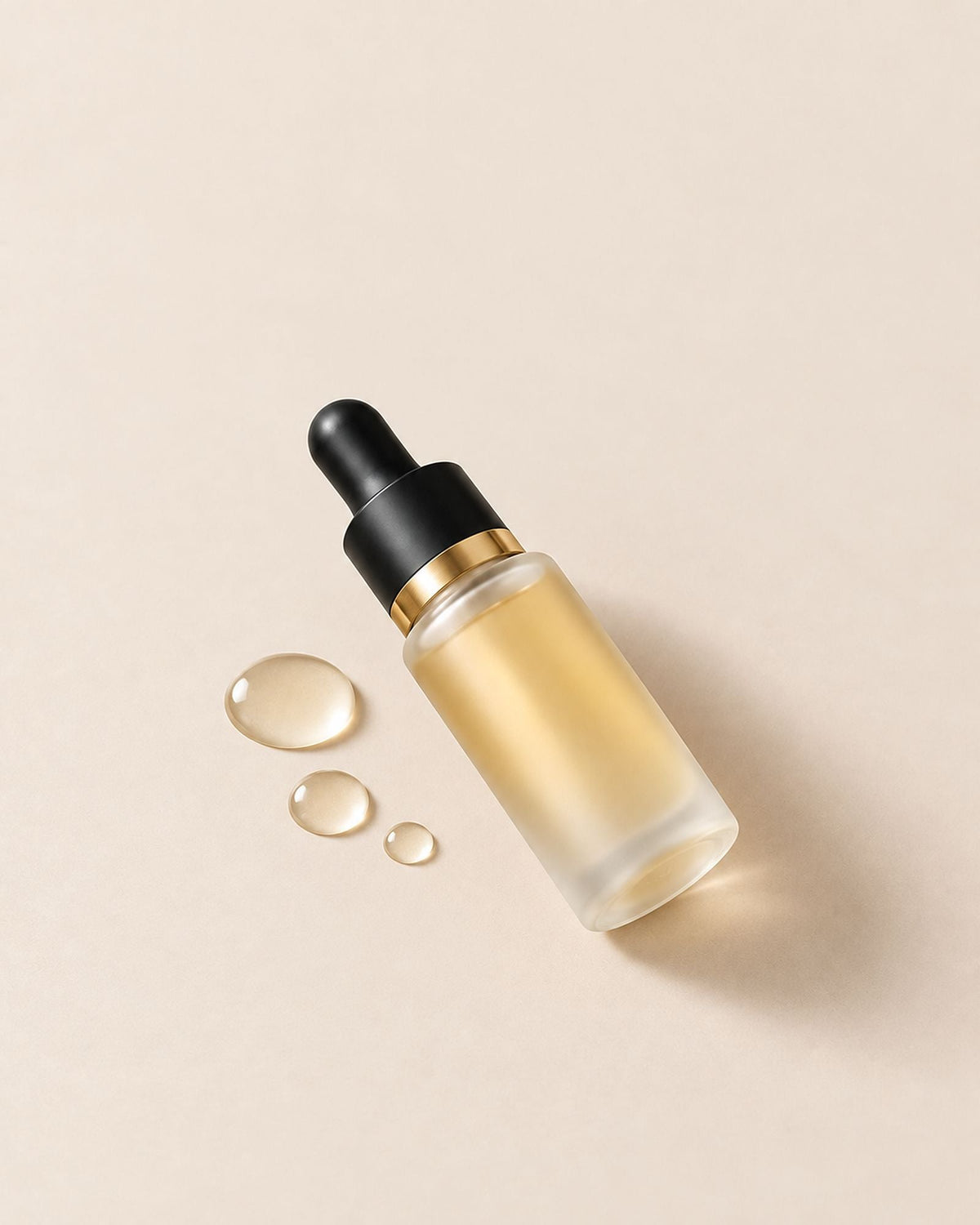 Sérum Soin Sourcils, trois gouttes de sérum à côté du flacon